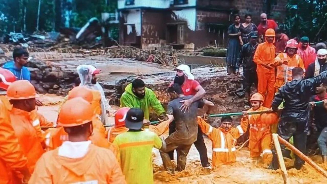 Wayanad Landslide: वायनाड में चमत्कार! भारतीय सेना ने चार दिन बाद चार लोगों को जीवित ढूंढा, अधिकारी ने बताया उनकी तबीयत