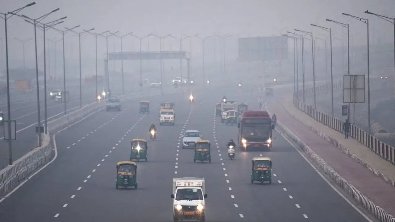 Delhi Pollution: दिल्ली में बढ़ते प्रदूषण का संकट, AQI 350 के पार, सांस के मरीजों को घर में रहने की सलाह