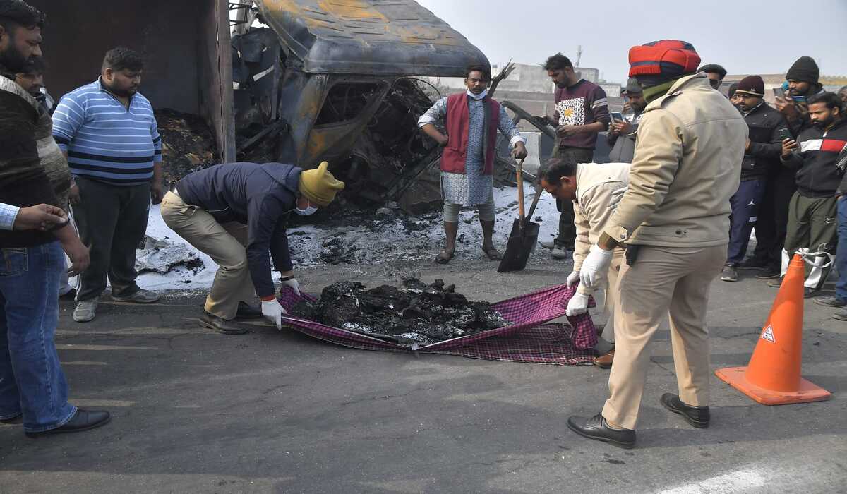 Delhi-Dehradun Highway पर टायर फटने से ट्रक पलटा, आग लगने से मचा हड़कंप