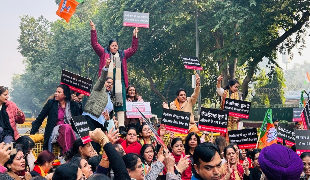 Mahila Morcha Protest: अरविंद केजरीवाल के घर के बाहर प्रदर्शन, महिला सम्मान योजना को बताया फर्जी