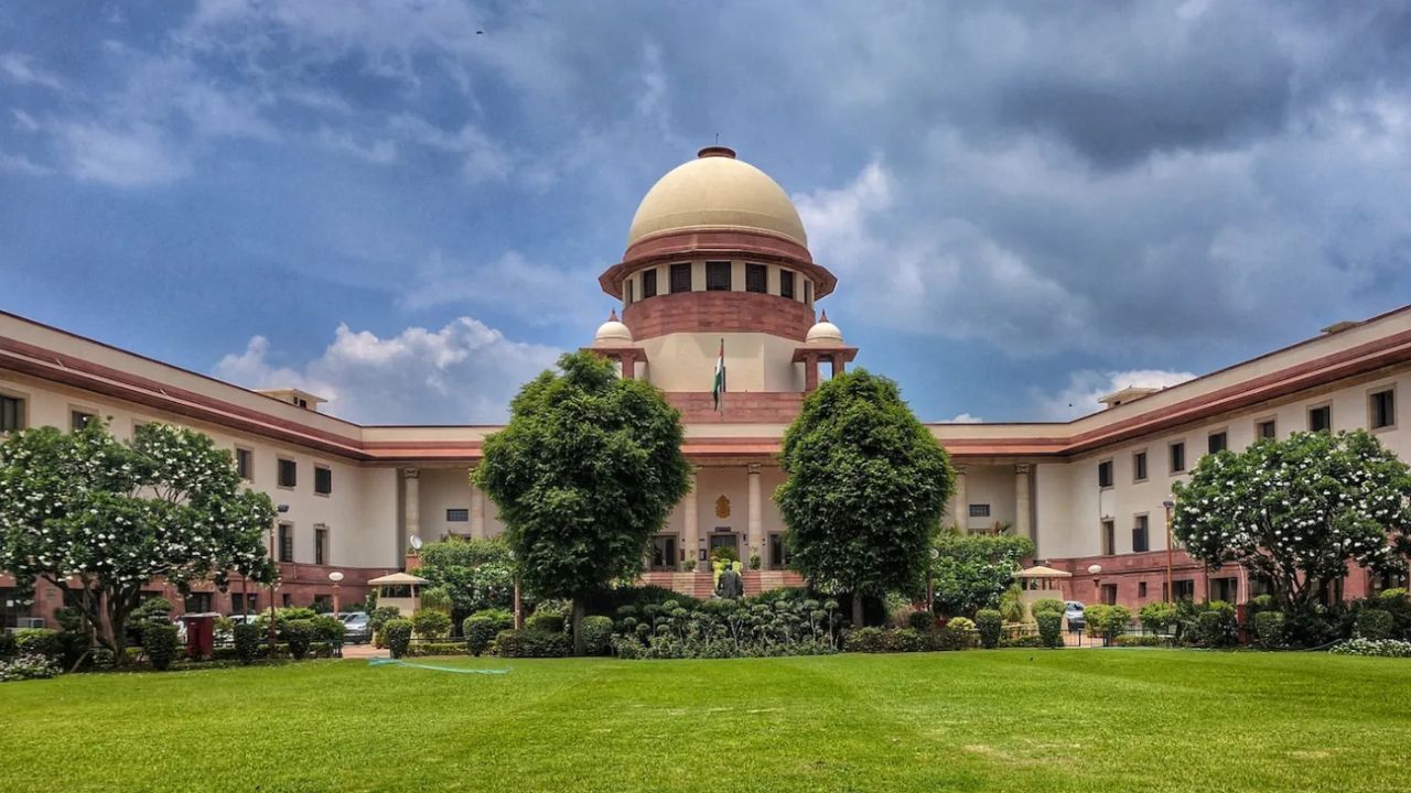 Supreme Court ने बलात्कार और हत्या मामले में दोषी को दी 25 साल की सजा, मृत्युदंड को किया रद्द