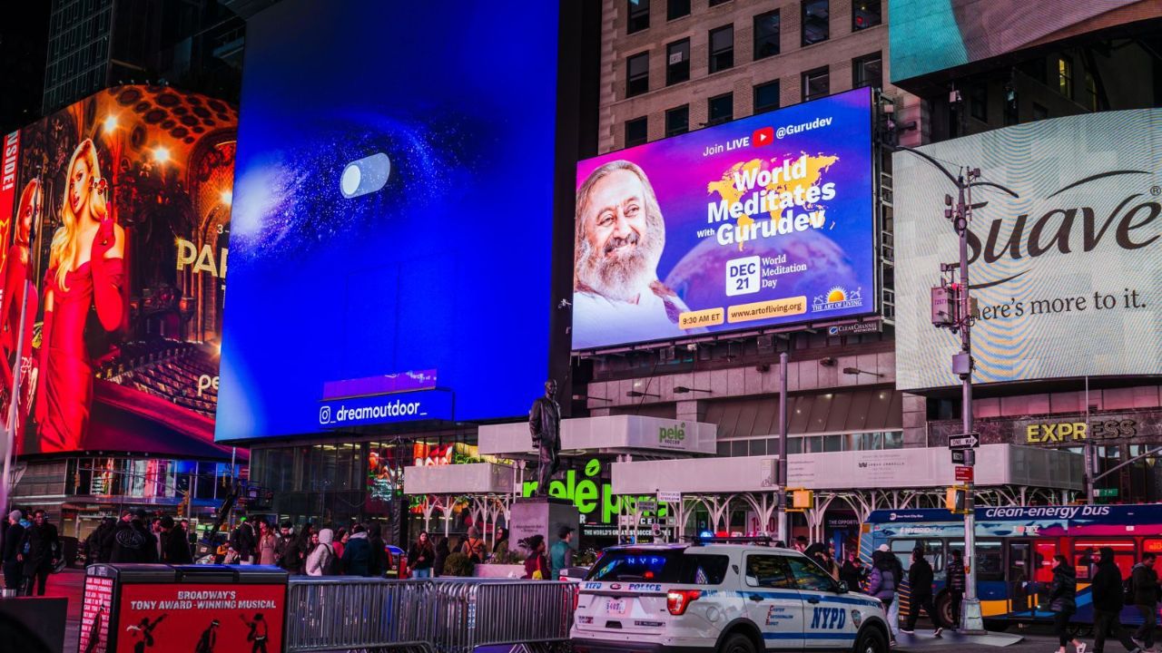 विश्व शांति और एकता का प्रतीक, 'World Meditates with Gurudev' कार्यक्रम