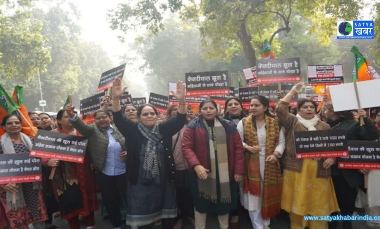 Mahila Morcha Protest: अरविंद केजरीवाल के घर के बाहर प्रदर्शन, महिला सम्मान योजना को बताया फर्जी