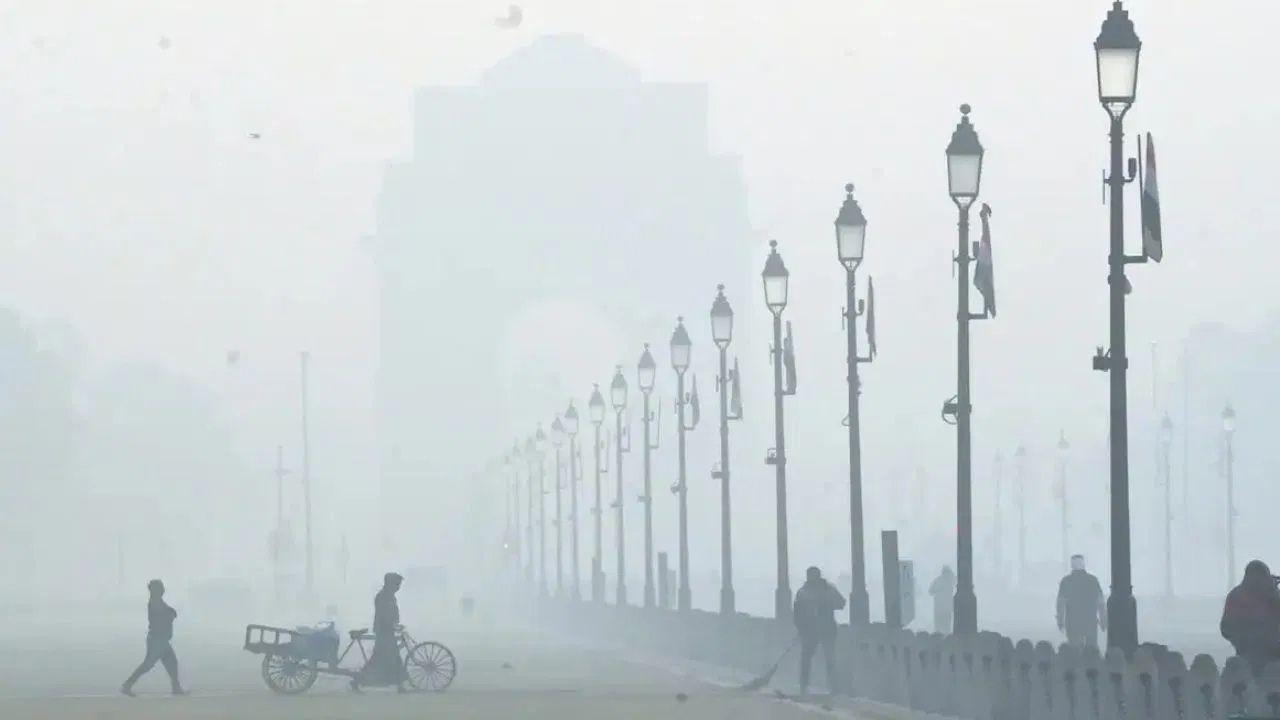 Weather update: उत्तर भारत में शीतलहर का अलर्ट, दक्षिण भारत में भारी बारिश की चेतावनी