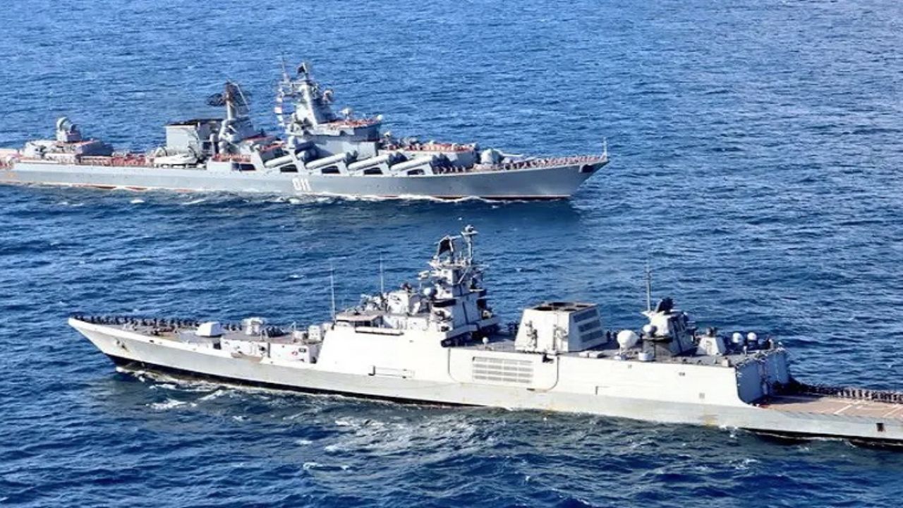 Indian Navy Day: पुरी के ब्लू फ्लैग बीच पर नौसेना की समुद्री ताकत का प्रदर्शन, चेतक विमान और मार्कोस कमांडो ने दिखाया जौहर