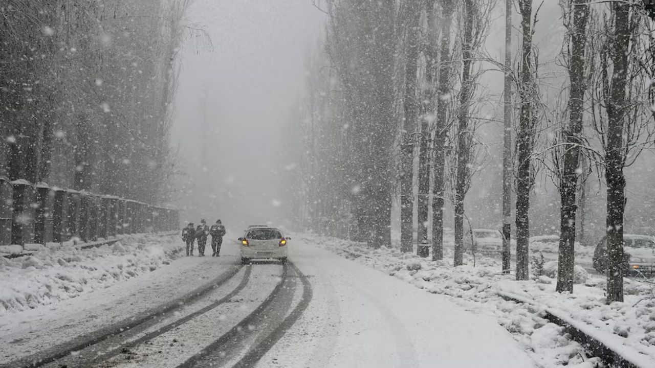 Weather update: उत्तर भारत में ठंड का असर, कश्मीर में शून्य से नीचे तापमान, हिमाचल में बर्फबारी की संभावना, दिल्ली-एनसीआर में प्रदूषण बढ़ा