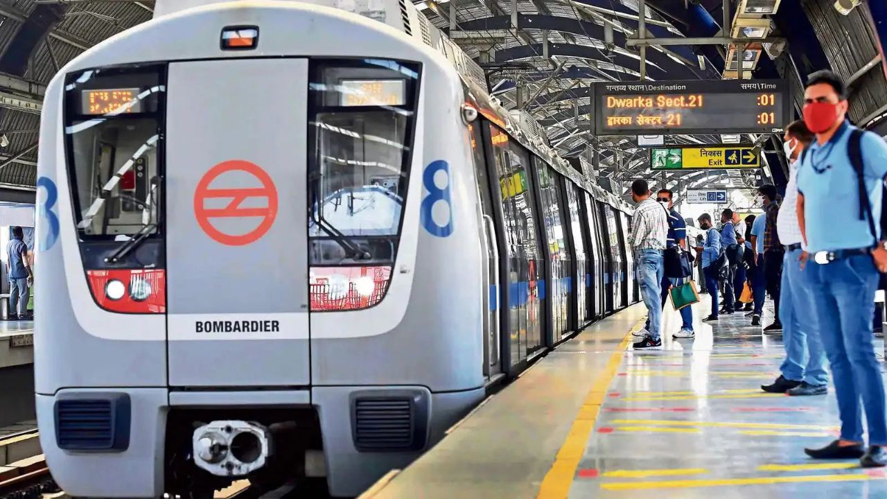 Delhi Metro की ब्लू लाइन पर केबल चोरी के कारण गति में देरी, यात्रियों को हुई परेशानी