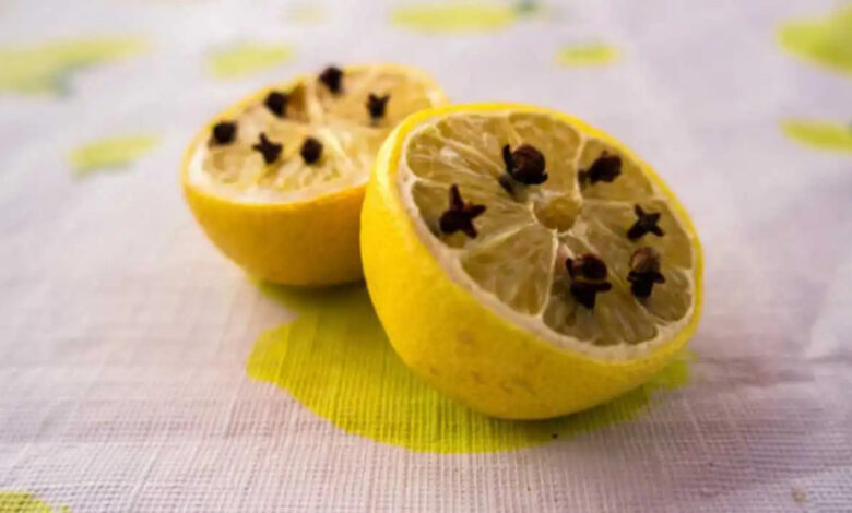 Lemon-Clove Water Benefits : सर्दियों में रोग प्रतिरोधक क्षमता बढ़ाए नींबू-लौंग का पानी