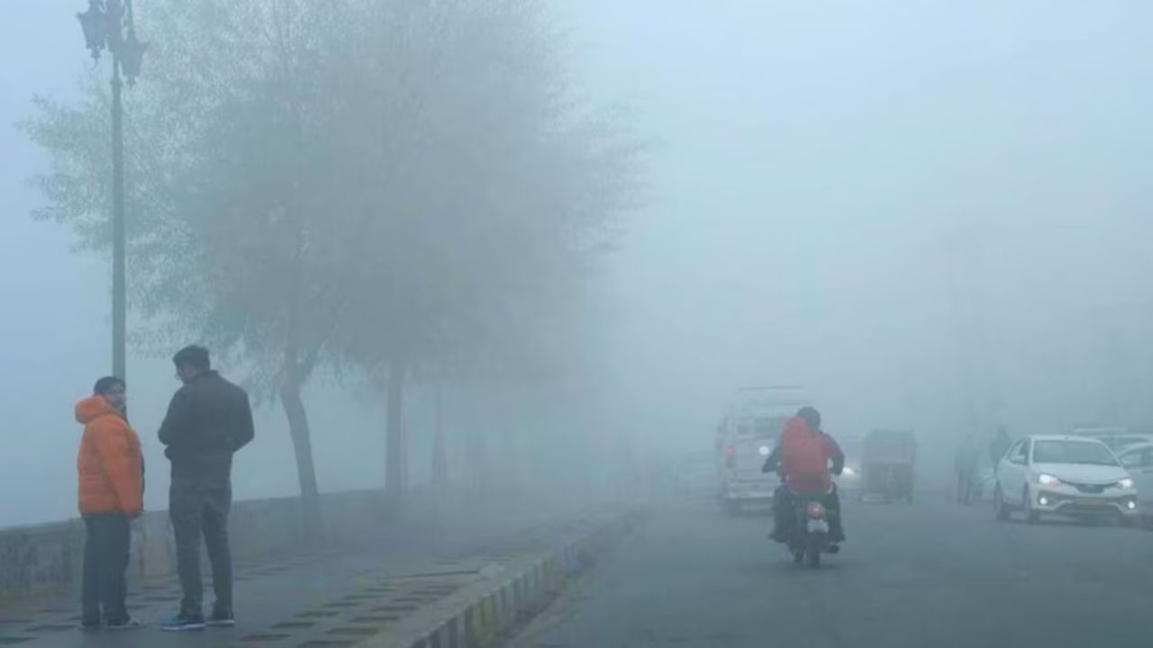 Punjab weather: कड़ाके की ठंड और घने कोहरे के कारण जीवन हुआ मुश्किल, पंजाब में भारी प्रभाव