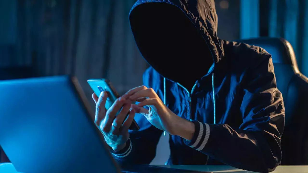 Cyber ​​fraud: नए साल में साइबर ठगी से बचने के लिए अपने फोन पर ये एहतियाती कदम उठाएं