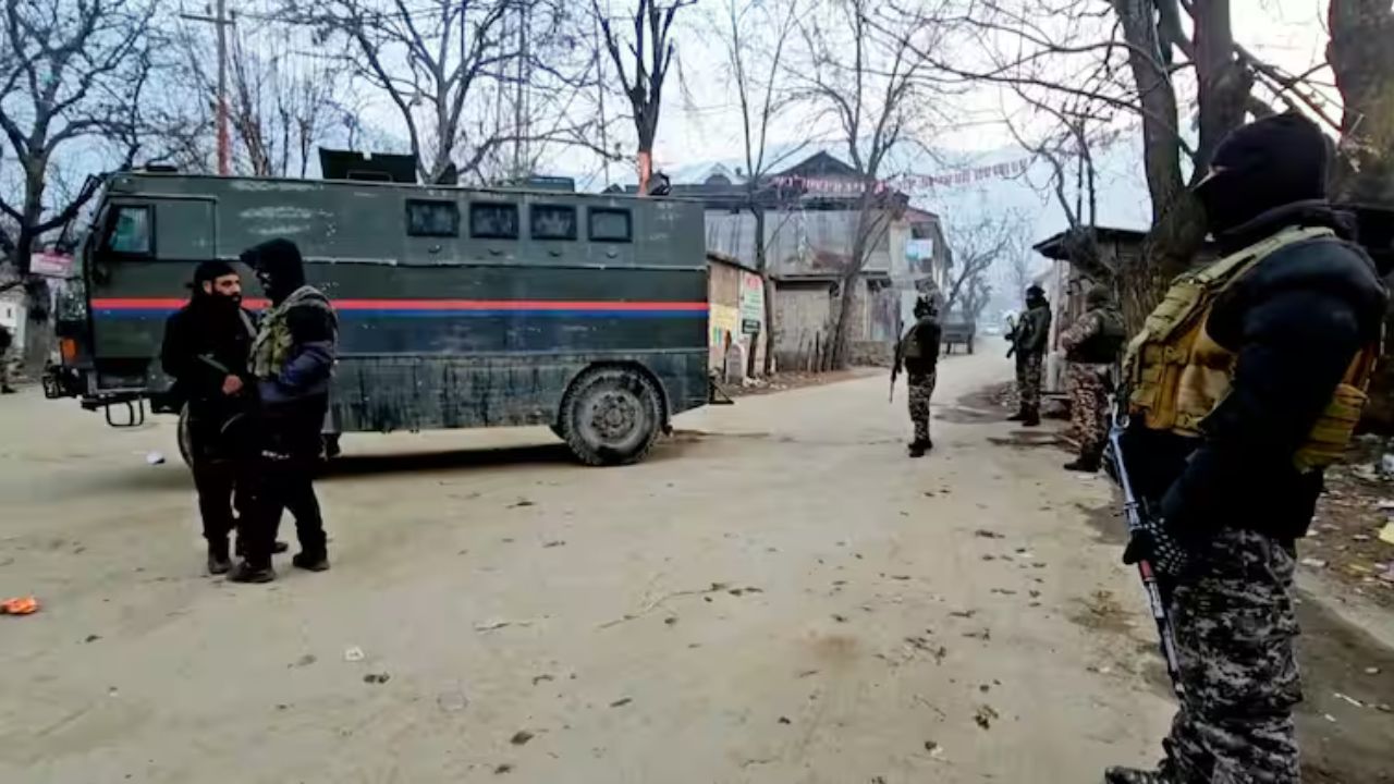 Jammu Kashmir news: "गणतंत्र दिवस से पहले कश्मीर में आतंक फैलाने की साजिश! ग्रेनेड सहित हथियार बरामद"