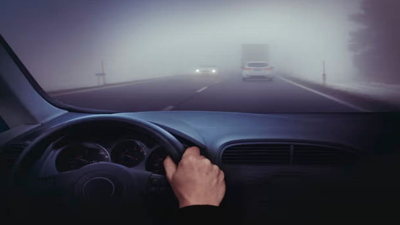 Winter Fog Easy Hack For Driving: सर्दी में गाड़ी चलाना हुआ आसान, एक मिनट में हटाएं कांच पर जमा हुआ कोहरा