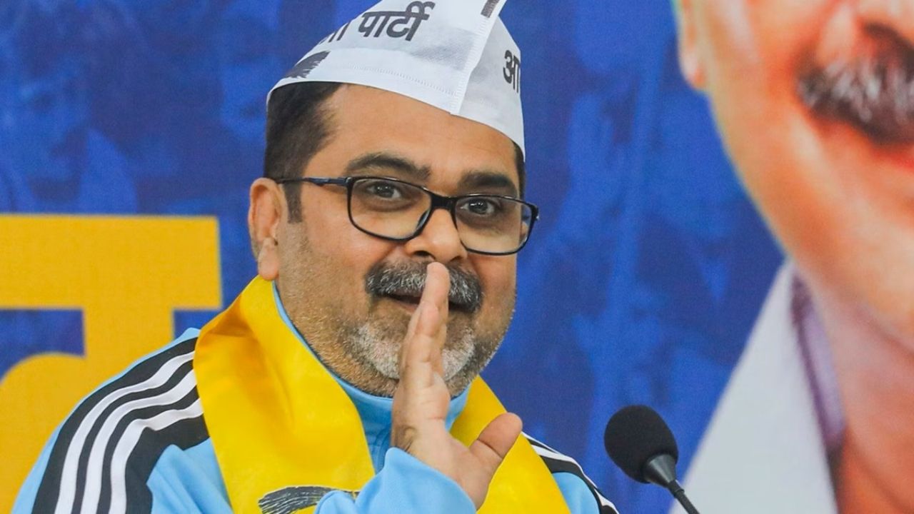 Delhi Election 2025: दिल्ली विधानसभा चुनाव लड़ने के लिए मतदाता सूची में नाम होना जरूरी? अवध ओझा के मामले से समझें