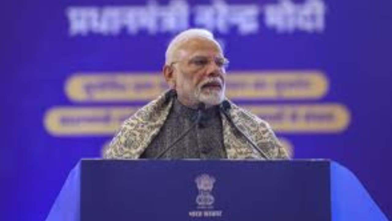 PM Modi: प्रधानमंत्री मोदी ने दिल्लीवासियों को दिया नया साल का तोहफा, 1675 नए फ्लैटों की चाबियां वितरित की