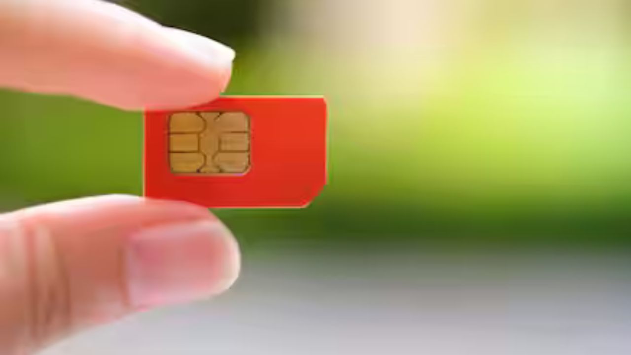 SIM Card: सिम कार्ड को किनारे से क्यों काटा जाता है? जानिए इसका कारण