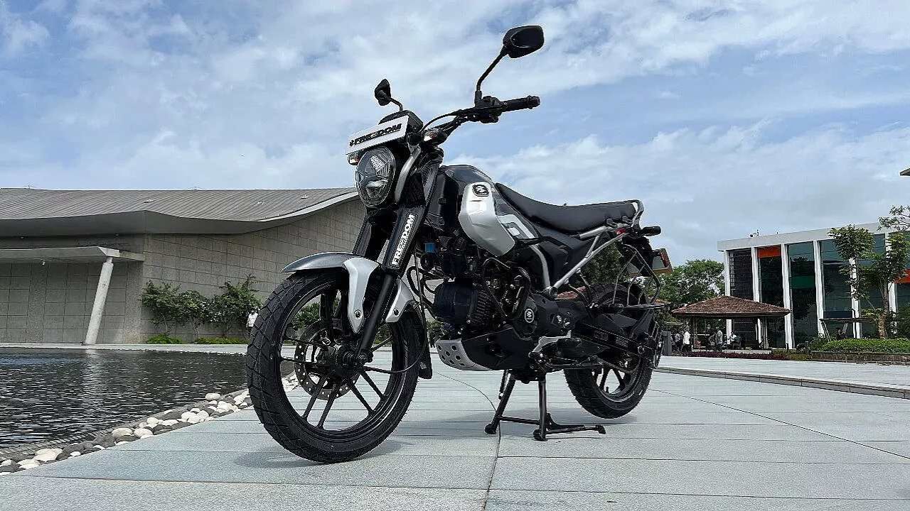 Bajaj Freedom 125: दुनिया की पहली CNG बाइक का क्रेज, 6 महीनों में बिकीं 40 हजार मोटरसाइकिलें!