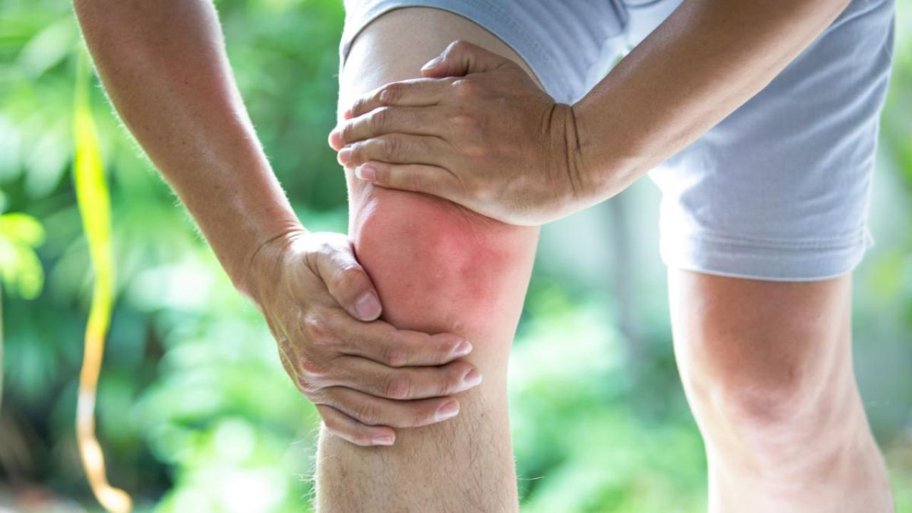 Knee Pain: सर्दियों में घुटनों के दर्द से राहत पाने के आसान उपाय