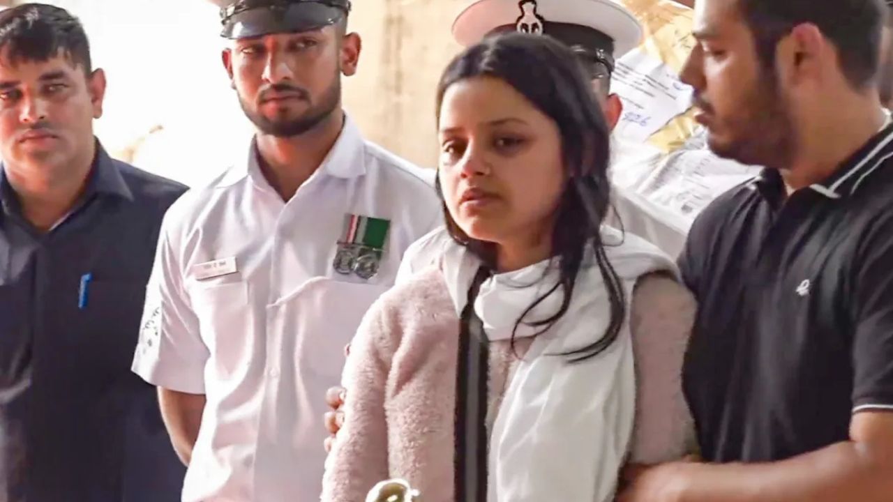 Vinay Narwal Wife Himanshi News: हिमांशी नारवाल को सोशल मीडिया पर किया गया ट्रोल, राष्ट्रीय महिला आयोग ने की निंदा