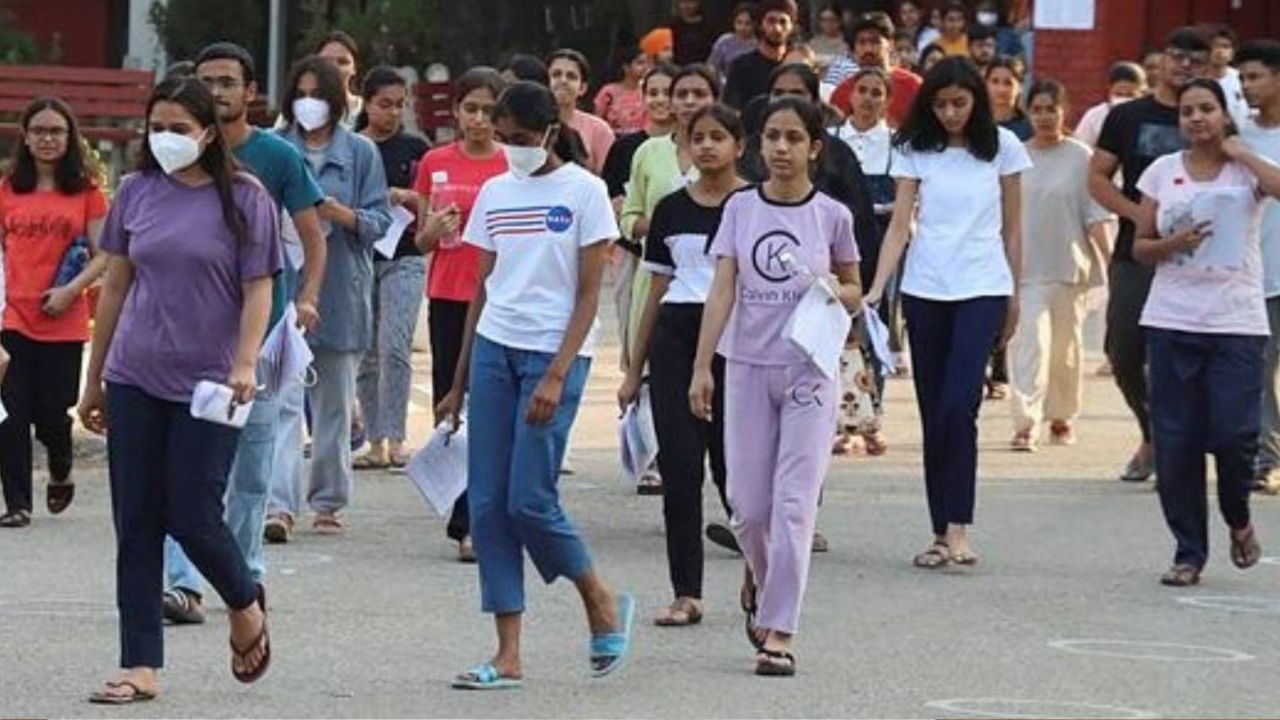 JEE Advanced Exam 2025: IIT कानपुर में आज दो शिफ्ट में होगी परीक्षा! जानिए क्या लेकर जाना है जरूरी?