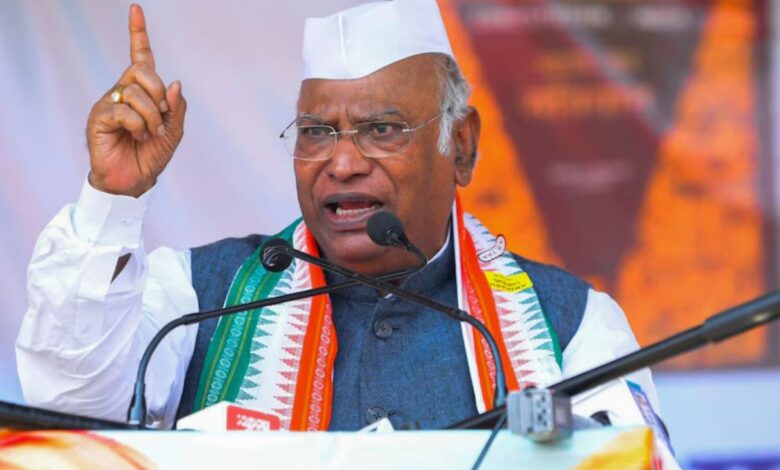 Mallikarjun Kharge: छोटा हमला या बड़ी राजनीति! खरगे के एक वाक्य ने क्यों भड़का दिया पूरा राष्ट्र