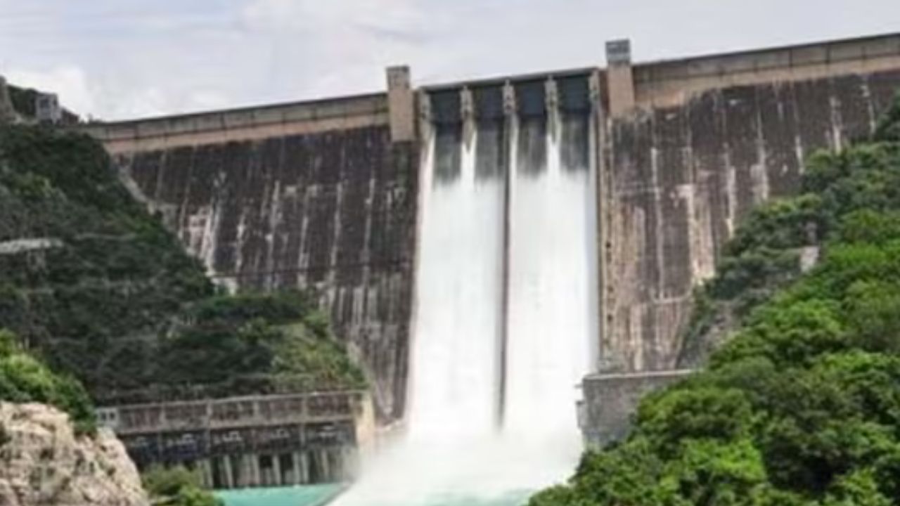 Punjab-Haryana Water Dispute: नहर की टूटी दीवारों पर बहता पानी बीबीएमबी ने क्षमता से अधिक पानी छोड़ने का क्यों लिया जोखिम भरा फैसला