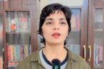 Neha Singh Rathore: नेहा सिंह राठौर की मुसीबतें बढ़ीं! अयोध्या में दर्ज हुआ मामला, कानूनी कार्रवाई के बीच उठे कई सवाल
