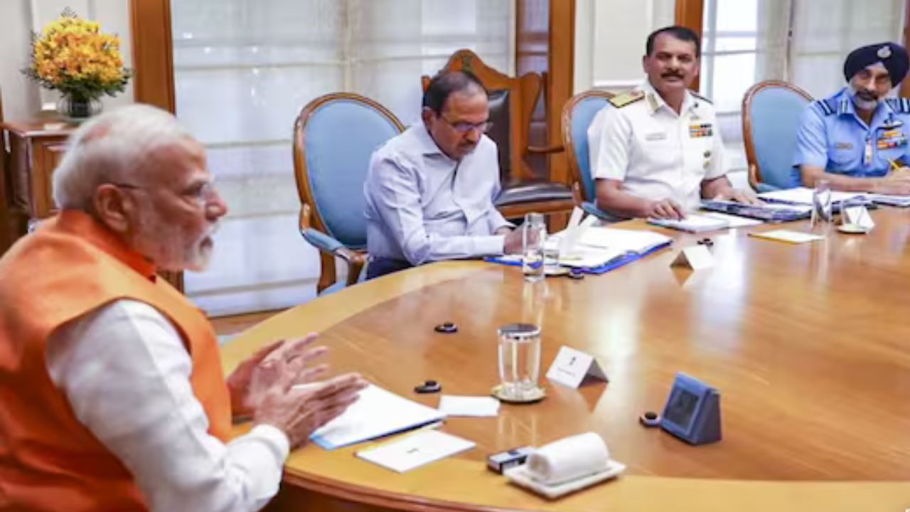 Air Chief Meet PM Modi: प्रधानमंत्री से गुप्त बैठक में क्या बोला एयर चीफ? पहलगाम हमले के बाद देश की रणनीति पर सस्पेंस