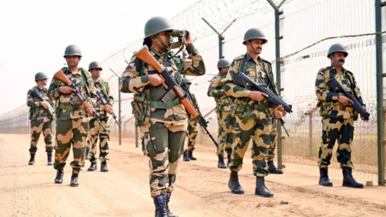 Punjab News: एयर रेड सायरन और बंद स्कूल! पंजाब में बढ़ते खतरे के बीच लोगों को घरों में रहने की चेतावनी