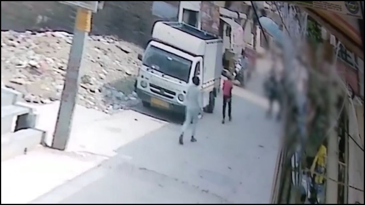 Delhi News: दिल्ली के बुराड़ी में नाबालिग पर 15 बार चाकू से हमला, CCTV में कैद खौफनाक मंजर