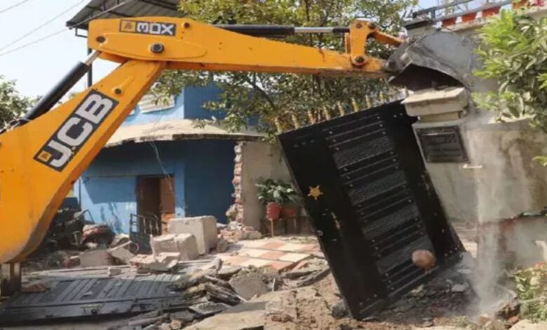 Harkesh Nagar Bulldozer Action: दिल्ली हरकेश नगर में चला बुलडोजर 40 साल पुरानी दुकानों पर टूटा कहर!