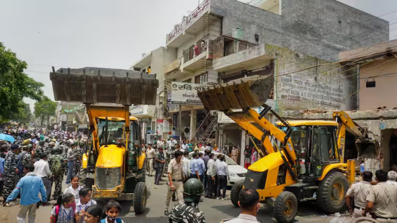 Harkesh Nagar Bulldozer Action: दिल्ली हरकेश नगर में चला बुलडोजर 40 साल पुरानी दुकानों पर टूटा कहर!