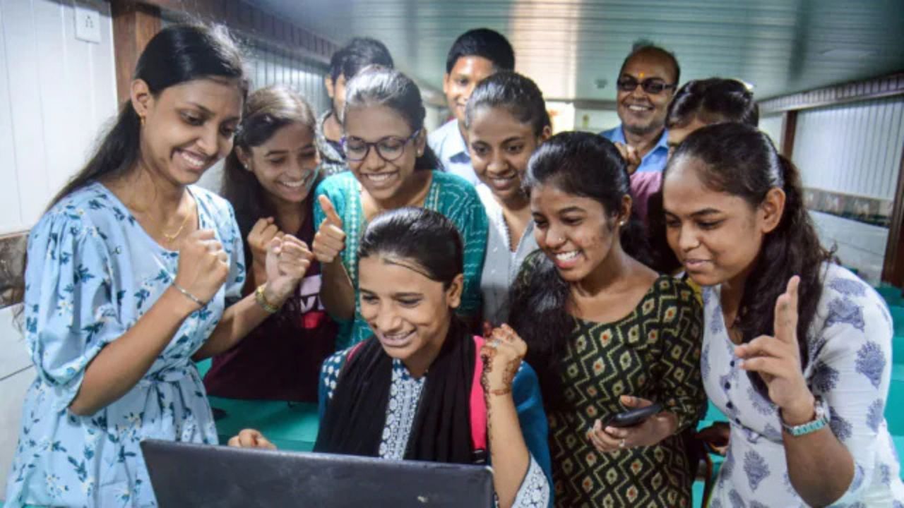 HBSE Class 10 Result: हरियाणा बोर्ड 10वीं का धमाका रिजल्ट घोषित! जानिए कौन बना टॉपर