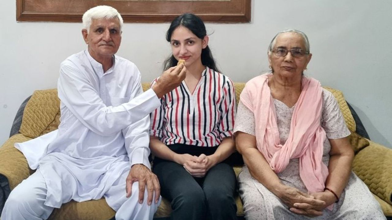 Haryana की हर्षिता बनीं CDS में ऑल इंडिया टॉपर, जानिए कैसे पूरे परिवार ने उसे बनाया प्रेरणा की मिसाल