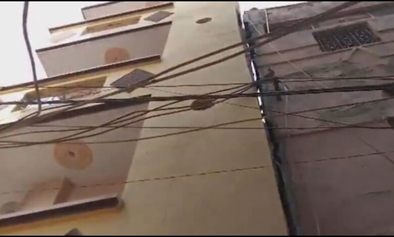 Delhi News: शाहदरा की झुकी इमारत बनी खतरा, रातों-रात खाली कराई गई कॉलोनी