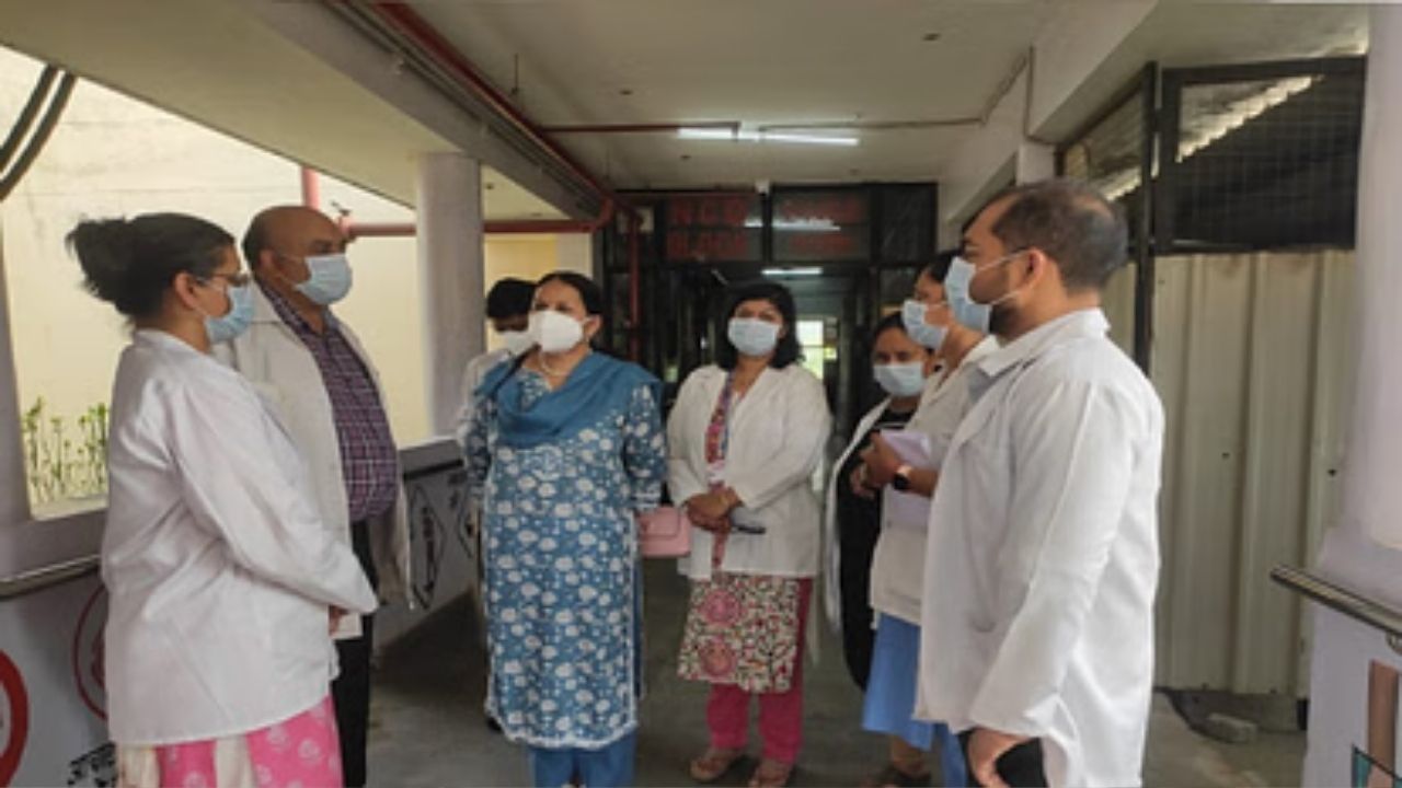 Haryana: स्वास्थ्य विभाग की निदेशक ने पकड़ी गड़बड़ी, अस्पताल में मिली लापरवाही की लंबी लिस्ट