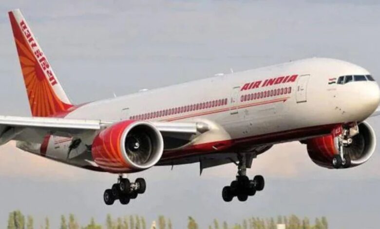 Air India: दिल्ली एयरपोर्ट से उड़ान भरते ही बिगड़ा हाल, यात्री बोले – जैसे तंदूर में बैठा दिया