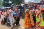 Odisha News: एंबुलेंस का दावा निकला खोखला! आठ किलोमीटर तक कंधे पर शव लेकर चला परिवार