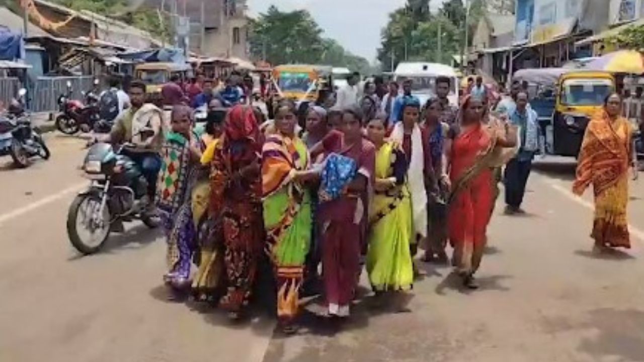 Odisha News: एंबुलेंस का दावा निकला खोखला! आठ किलोमीटर तक कंधे पर शव लेकर चला परिवार