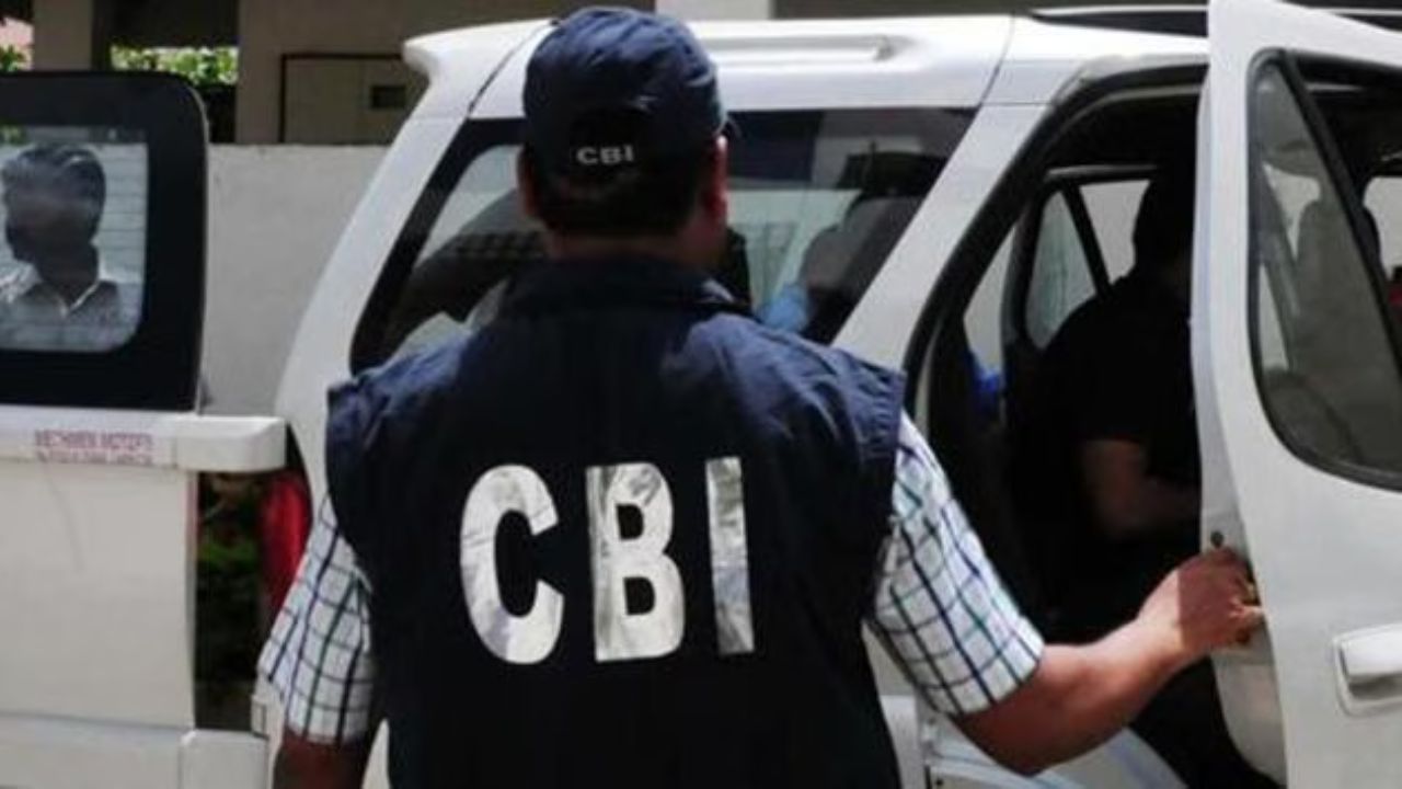 CBI ने IRS ऑफिसर और साथी को रिश्वत लेते रंगे हाथों किया गिरफ्तार! CBI ने छापा मारकर पकड़ा