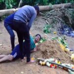 Bangalore Stampede: बेटे की कब्र से लिपटा बाप बोला मुझे यहीं मरने दो! बेंगलुरु भगदड़ ने छीन लिया जिगर का टुकड़ा