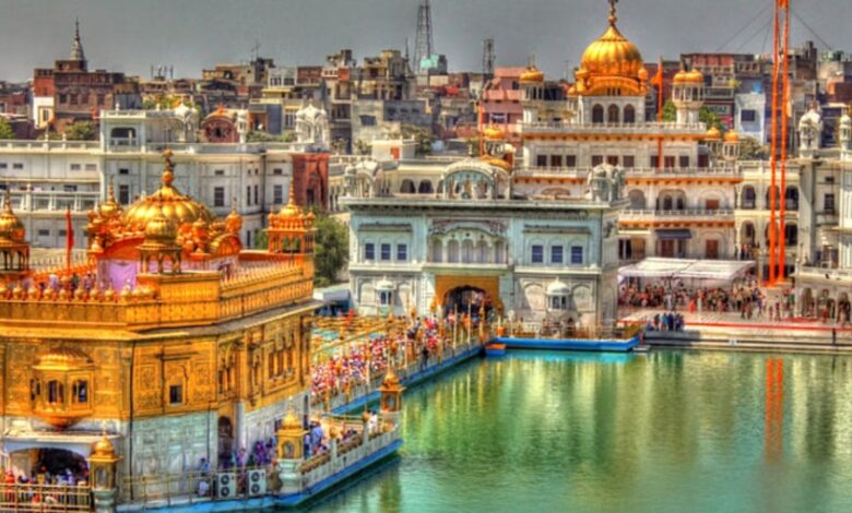 Punjab News: गुटका साहिब का फाड़ा गया पन्ना! अमृतसर में भड़क उठा भक्तों का आक्रोश, मामला हुआ दर्ज