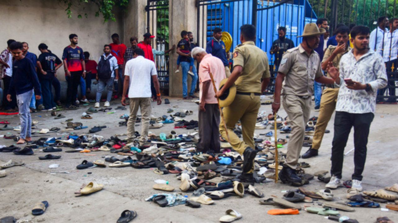 Bangalore Stampede: बेंगलुरु की खुशी बनी मातम की रात! कितनी बड़ी थी भीड़ और क्यों टूटा स्टेडियम का गेट, जांच से खुलेंगे नए राज