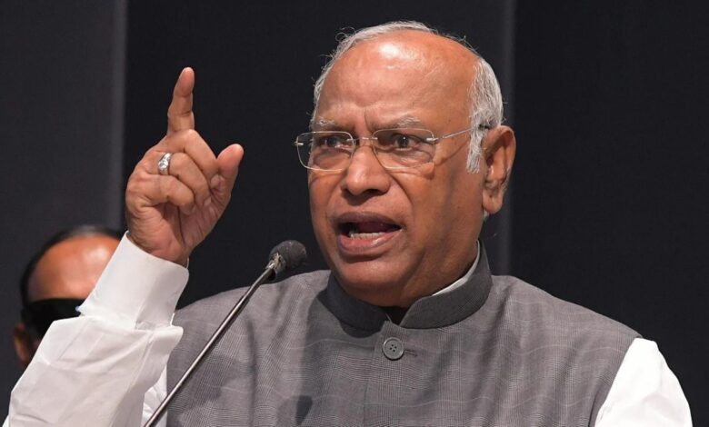 Mallikarjun Kharge: CDS के विवादित बयान के बाद सियासी उठापटक! क्या है ऑपरेशन सिंदूर की गुप्त जांच में छुपा सच