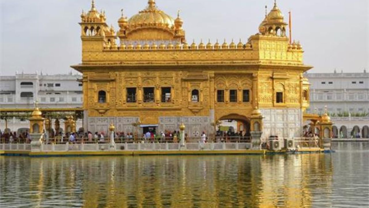 Punjab News: गुटका साहिब का फाड़ा गया पन्ना! अमृतसर में भड़क उठा भक्तों का आक्रोश, मामला हुआ दर्ज