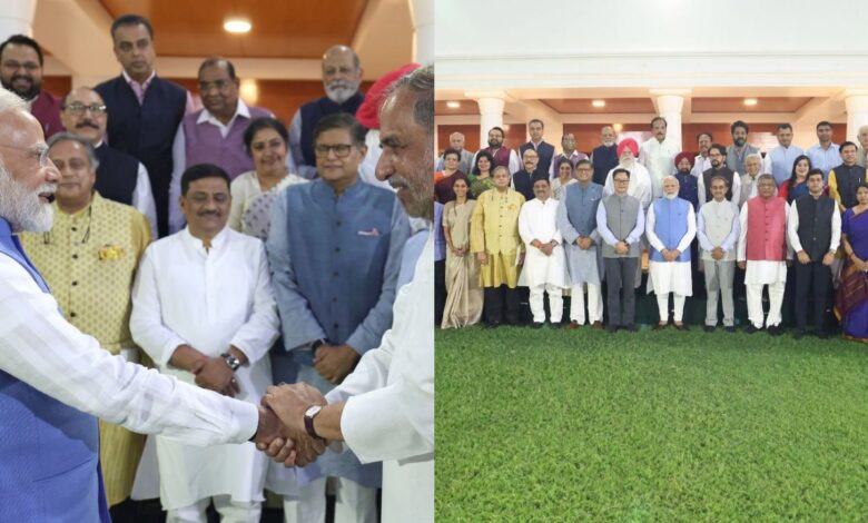 PM Modi Dinner Diplomacy: डिनर पार्टी में दिखी नई राजनीति! थरूर के बगल में PM, मनीष से गंभीर चर्चा और आनंद शर्मा संग ठहाके