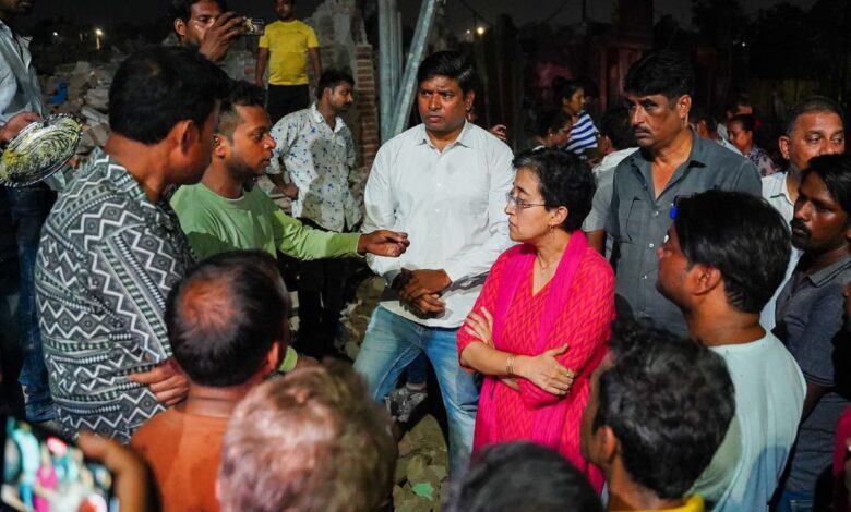 Delhi News: "गरीबों की बद्दुआ खाली नहीं जाएगी" आतिशी का बीजेपी पर करारा वार! बेघर बच्चों की भूख देख छलका दर्द