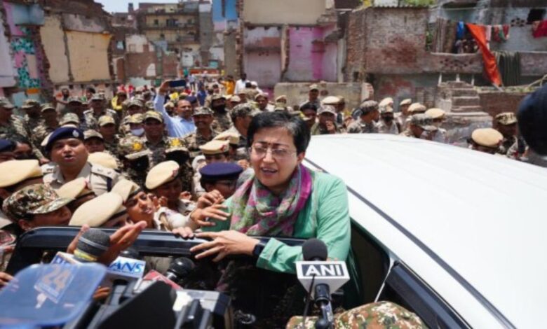 Delhi News: बुलडोजर के साए में दिल्ली की सुबह! आतिशी की गिरफ्तारी से भड़की राजनीति, क्या झुग्गीवासी बचा पाएंगे अपना आशियाना