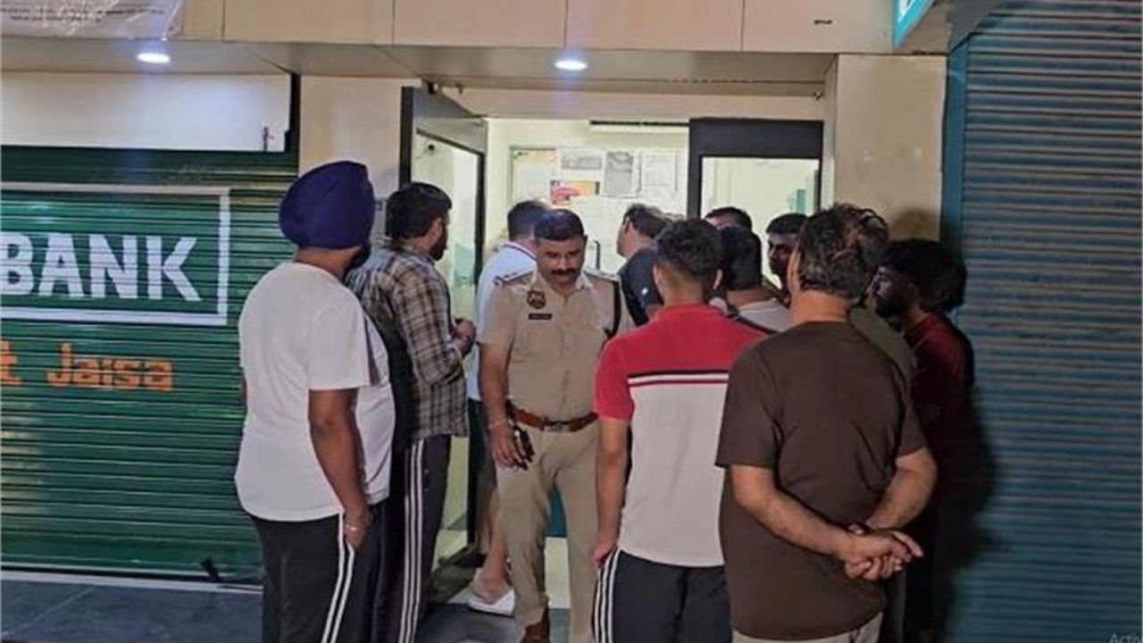 Haryana News: सरेआम ATM में लूट और बंदूक की नोक पर किस्त का पैसा उड़ाया! हरियाणा के यमुनानगर में हुई चौकाने वाली घटना 