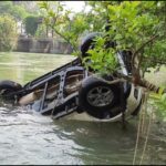 Yamunanagar: गाय के सामने आने से हुआ बड़ा हादसा, चालक ने कुशलता से संभाला वाहन लेकिन नहर में फंसी कार