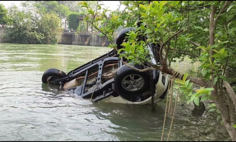 Yamunanagar: गाय के सामने आने से हुआ बड़ा हादसा, चालक ने कुशलता से संभाला वाहन लेकिन नहर में फंसी कार